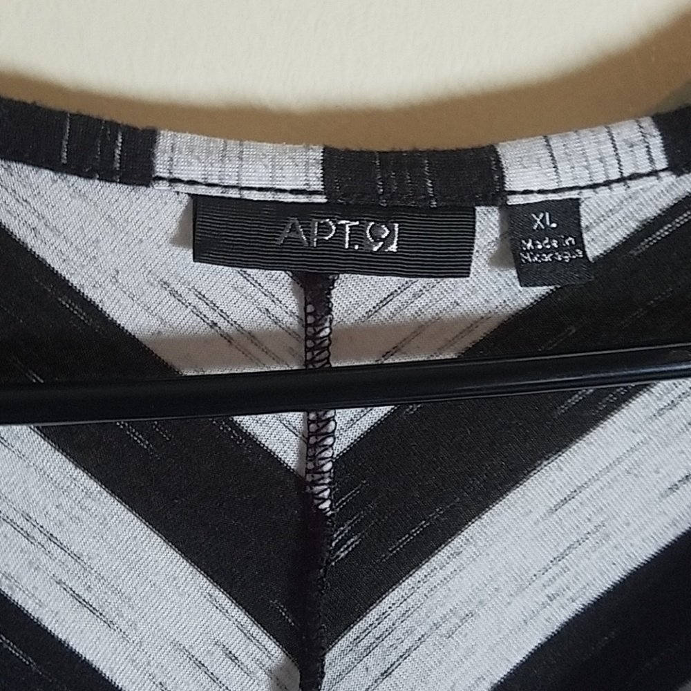 Apt 9 XL Black and White Striped Top - Picture 4 of 5